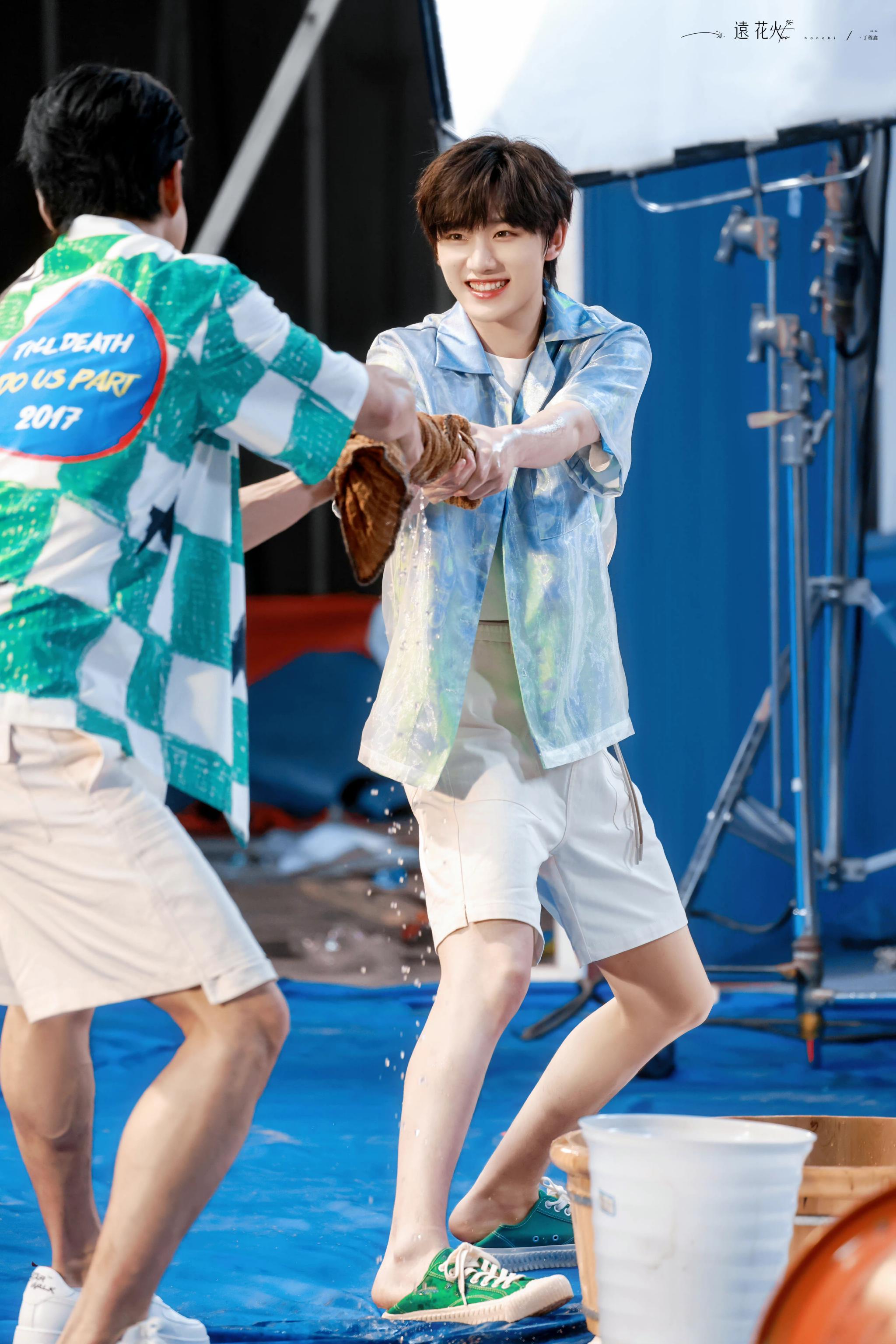 丁程鑫花儿与少年宣传片拍摄饭拍图夏日元气少年