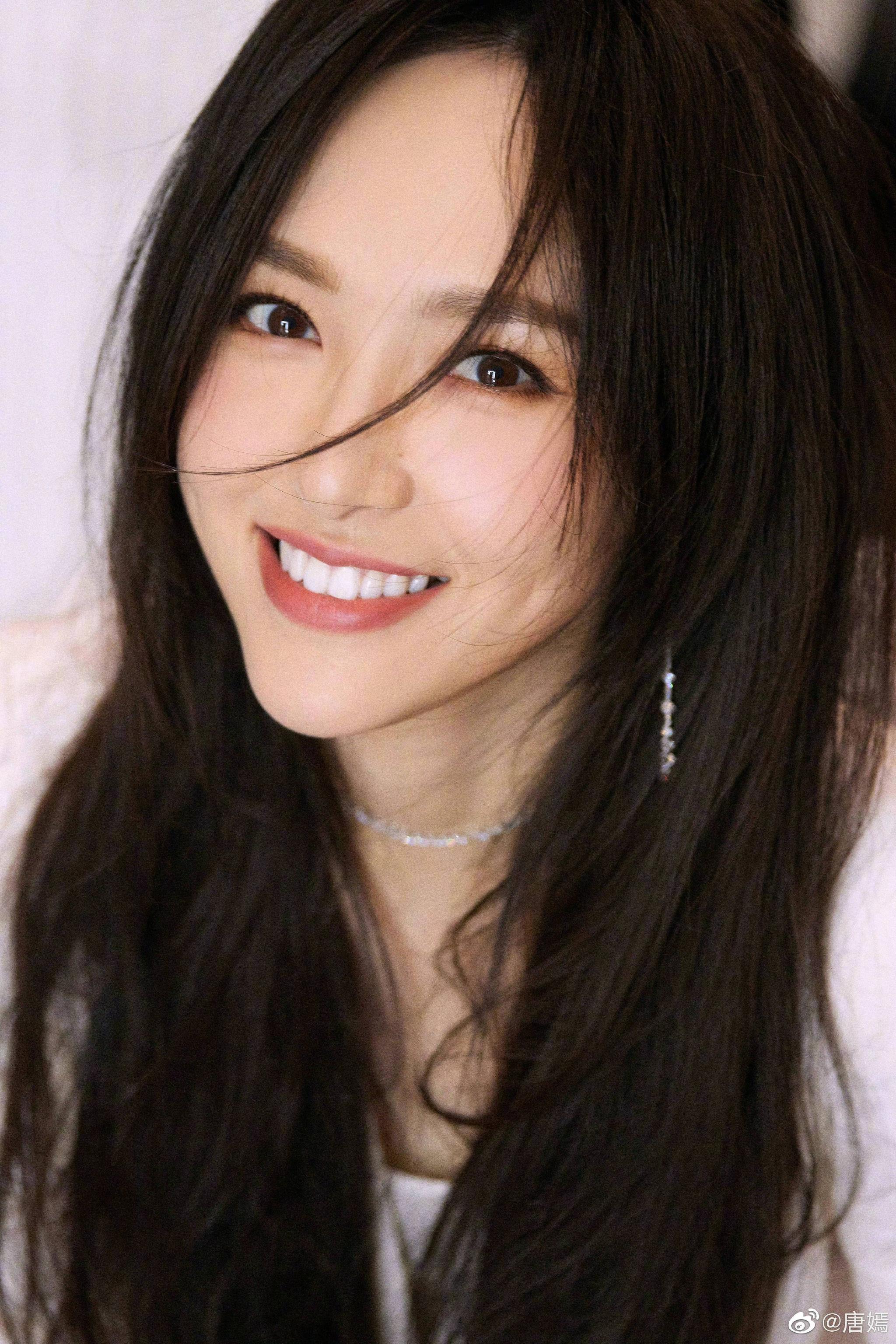 唐嫣白裙五宫格释出～白色西服套装77长发,干练精致,笑起来甜美可爱