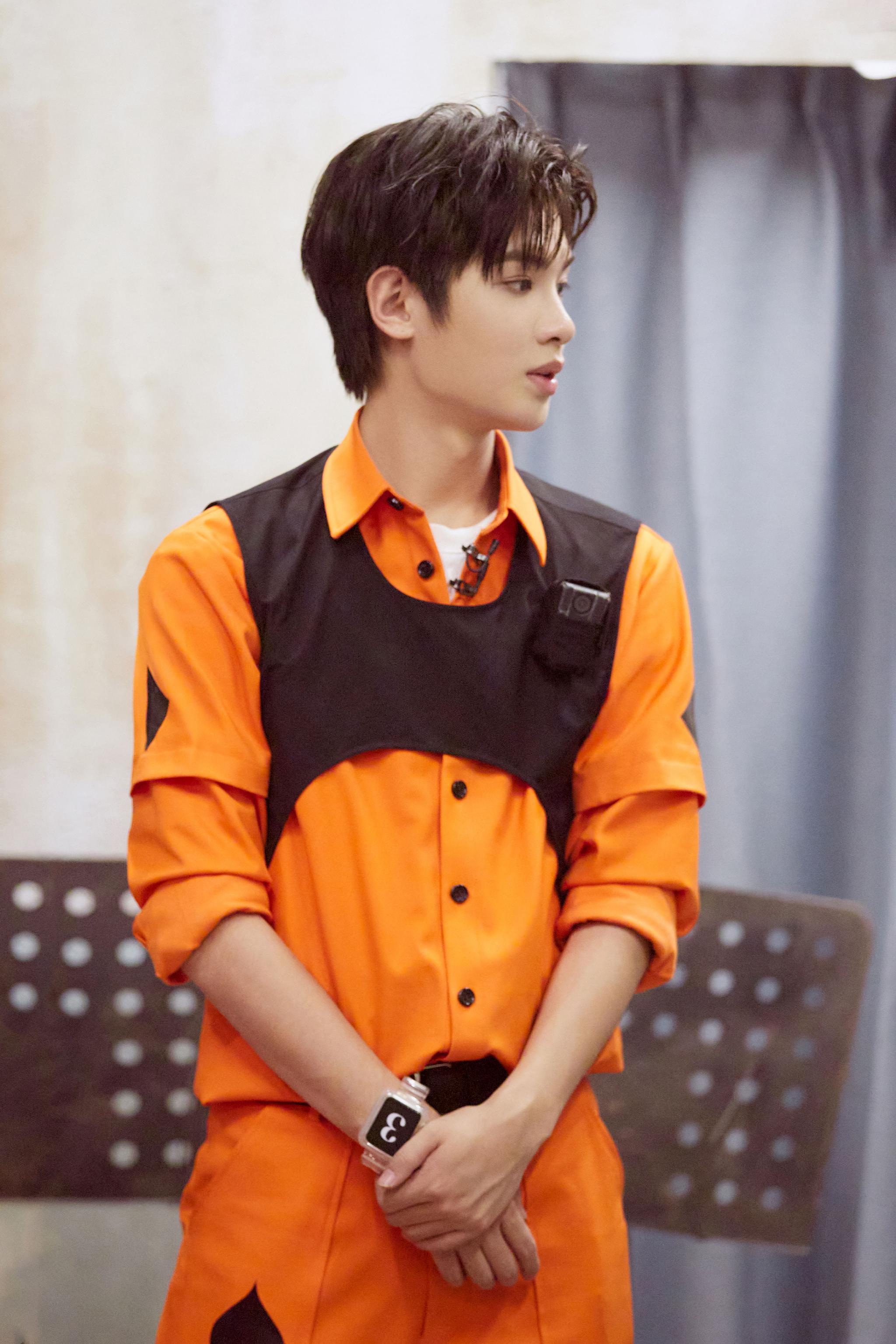 黄明昊密室大逃脱造型大片9615 橙色制度好亮眼哦!__财经头条