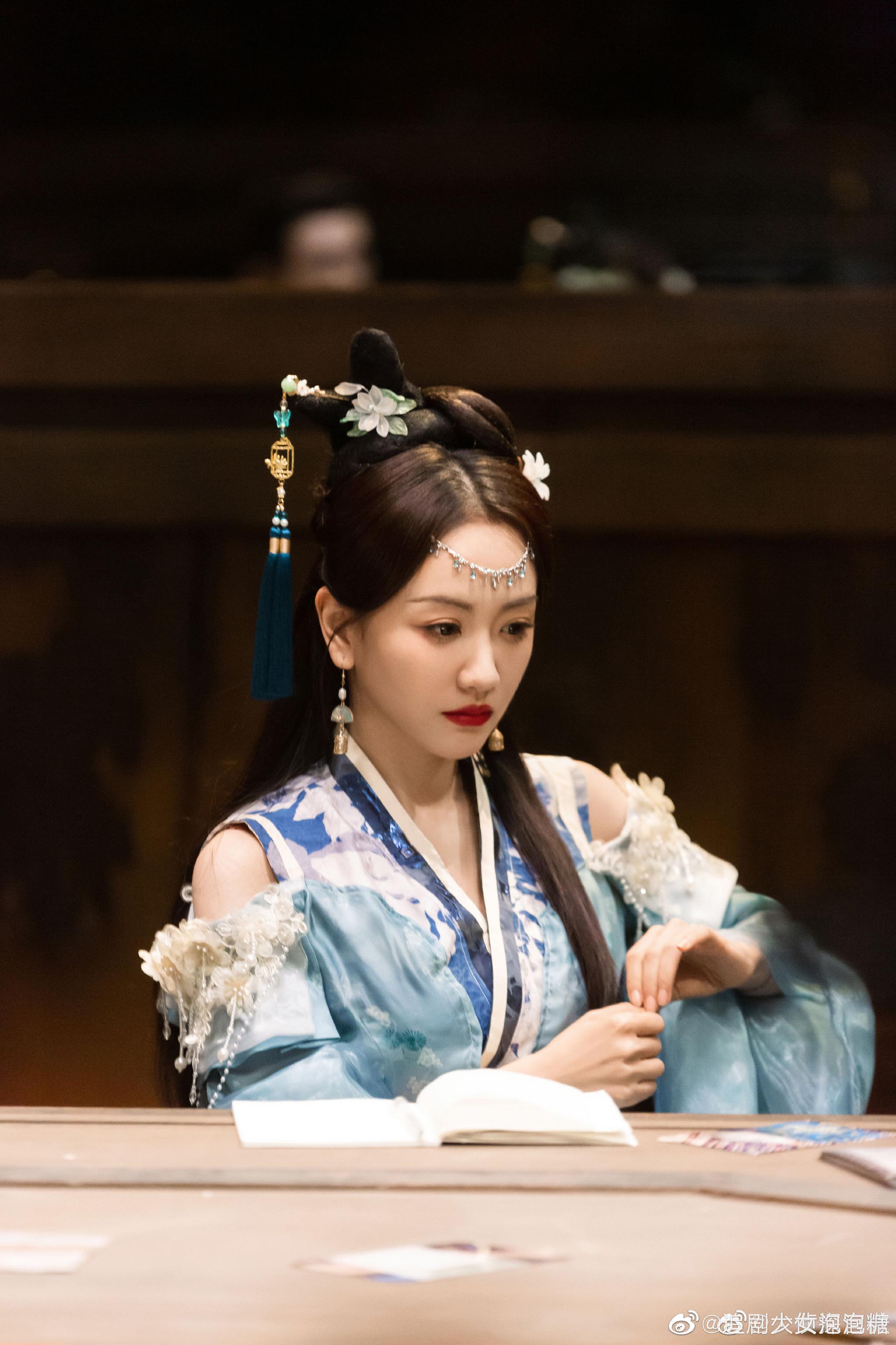 杨蓉大侦探8最新一期剧照,蓝色古装造型搭配精美头饰好别致……|杨蓉|古装|侦探_新浪新闻