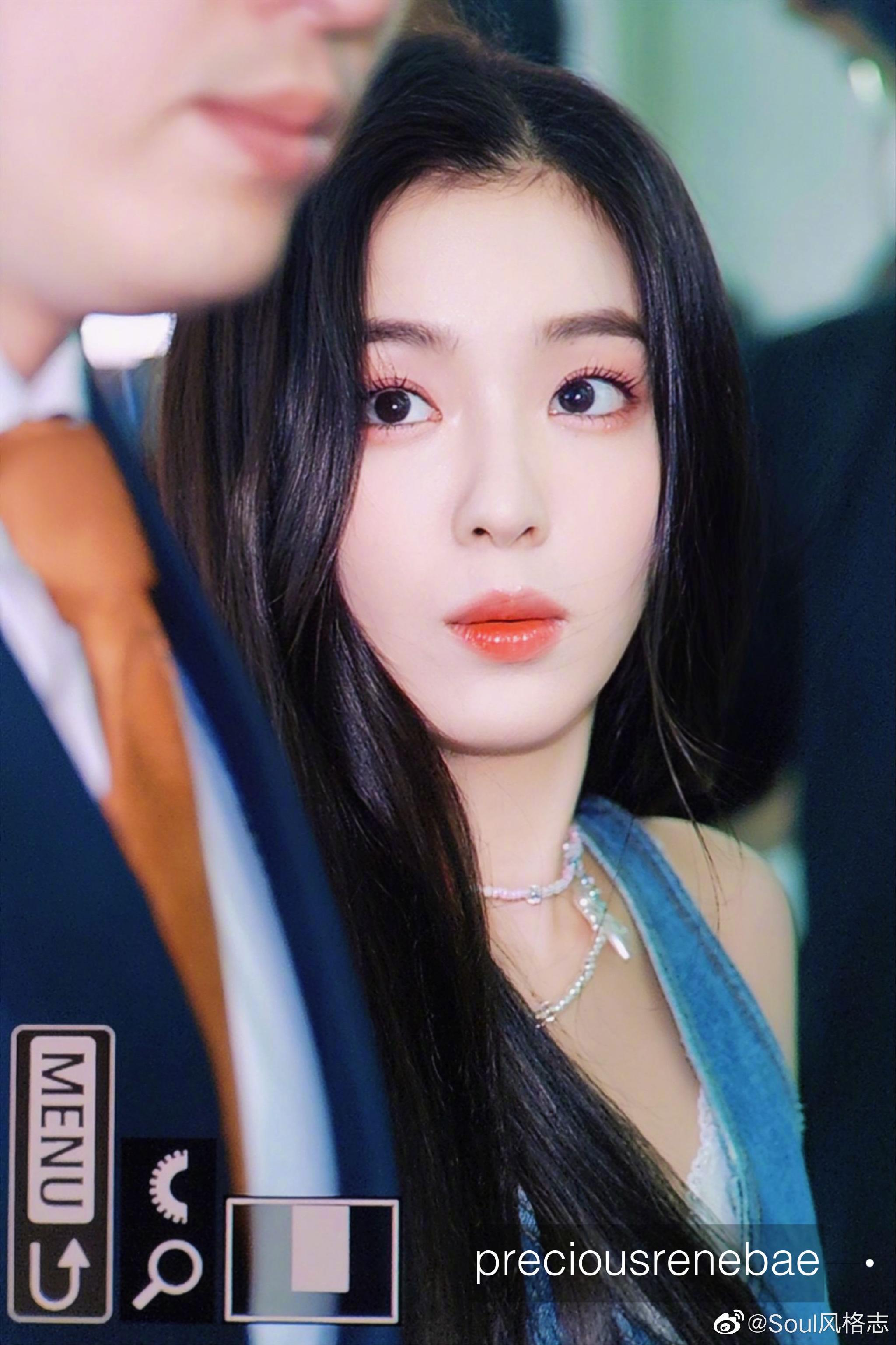 irene裴珠泫今日机场图 牛仔无袖上衣搭配柔顺长直发……_高清图集