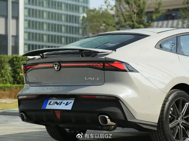 国产"小a7",10万左右配电动尾翼,竟是中年男士的最爱?-新浪汽车