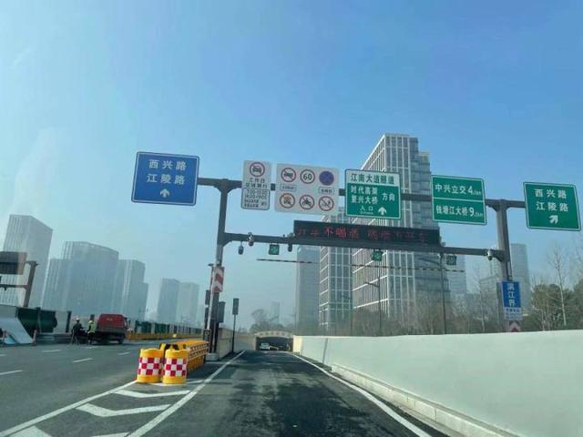 真快杭州江南大道隧道刚刚开通试运行西口进东口出亲测只要2分50秒