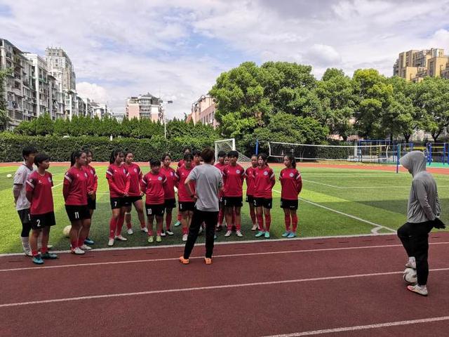 杭州00后“铿锵玫瑰”在赛场上乘风破浪，热爱足球的她们说，每次夺冠都是突破休闲区蓝鸢梦想 - Www.slyday.coM