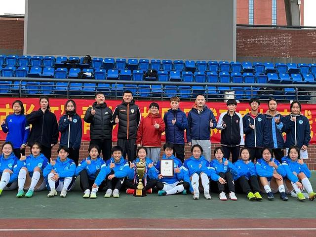 杭州00后“铿锵玫瑰”在赛场上乘风破浪，热爱足球的她们说，每次夺冠都是突破休闲区蓝鸢梦想 - Www.slyday.coM