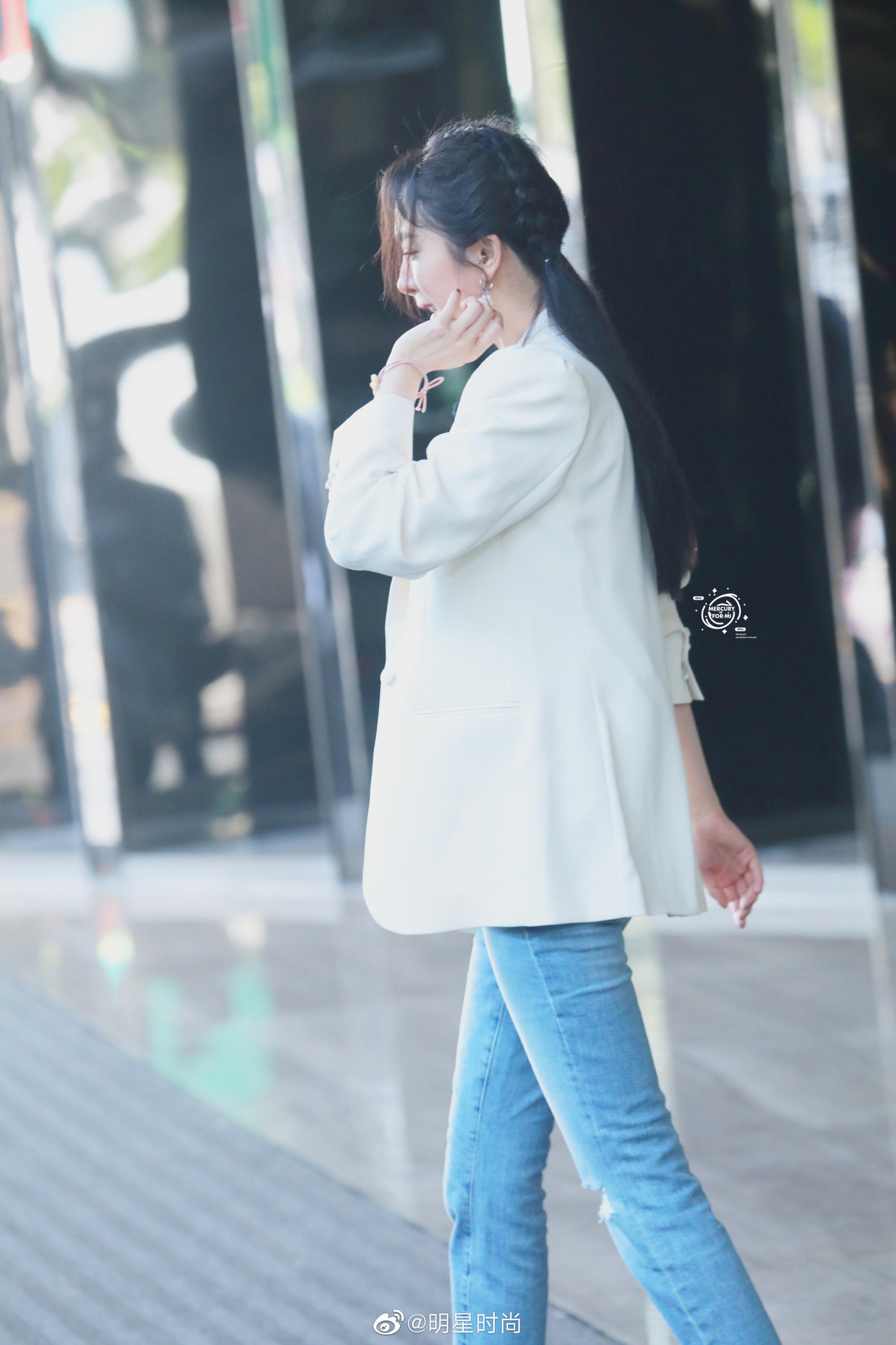 杨幂最新私服造型双马尾发型白色外套蓝色牛仔裤