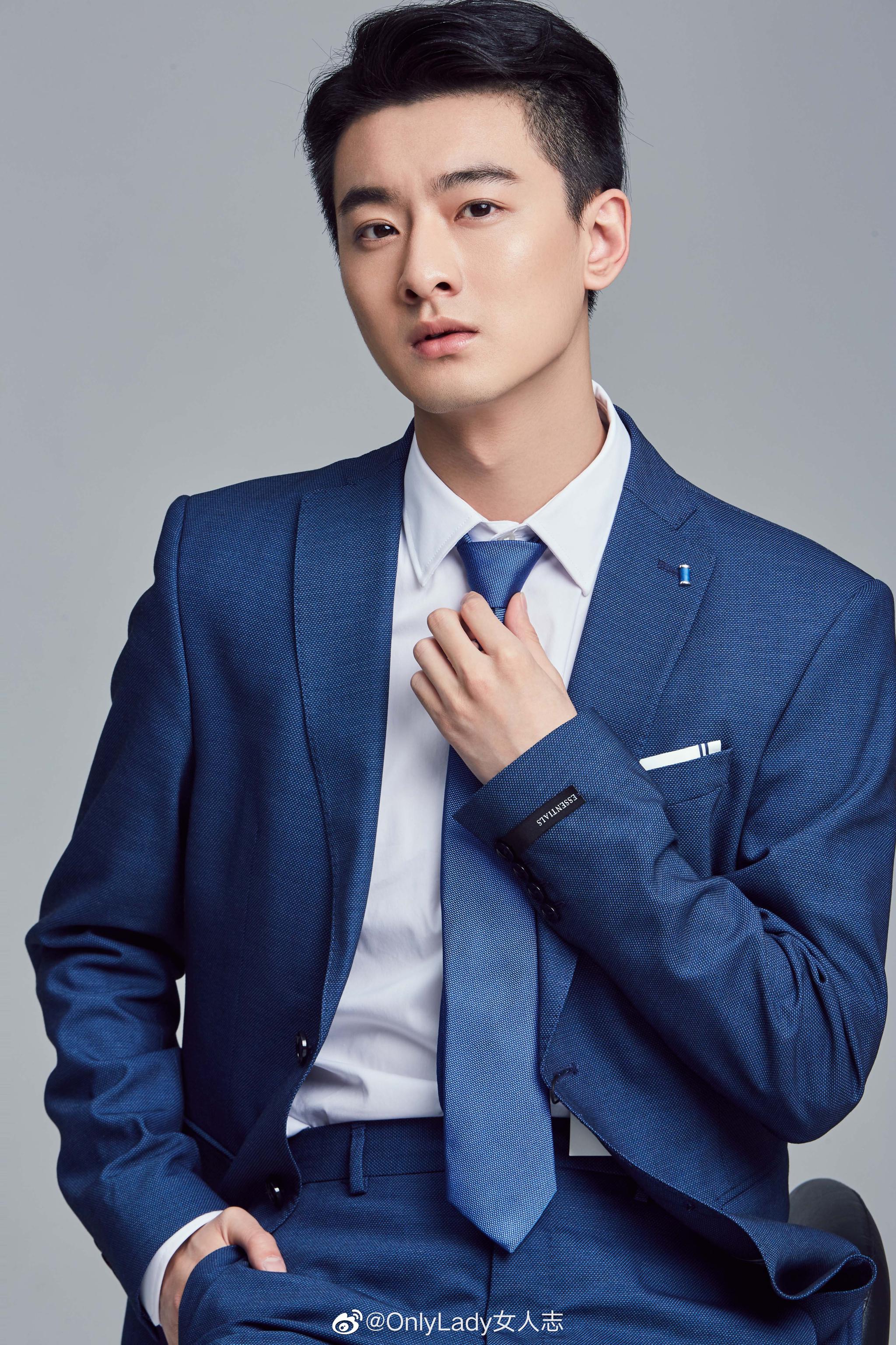 中实力演绎凤凰男的新人演员 @我是王泽轩 近日公开一组职场look写真
