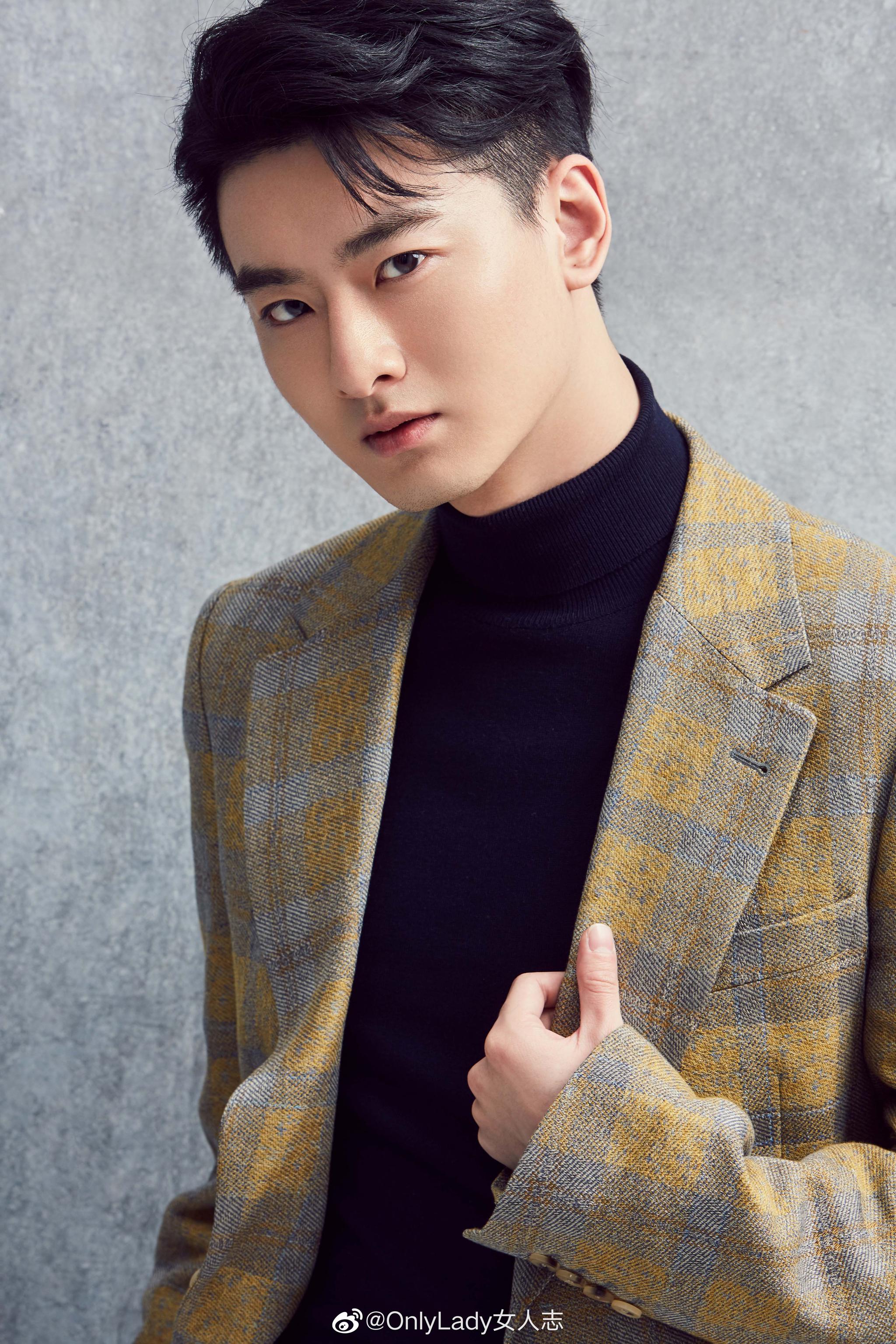 中实力演绎凤凰男的新人演员 @我是王泽轩 近日公开一组职场look写真