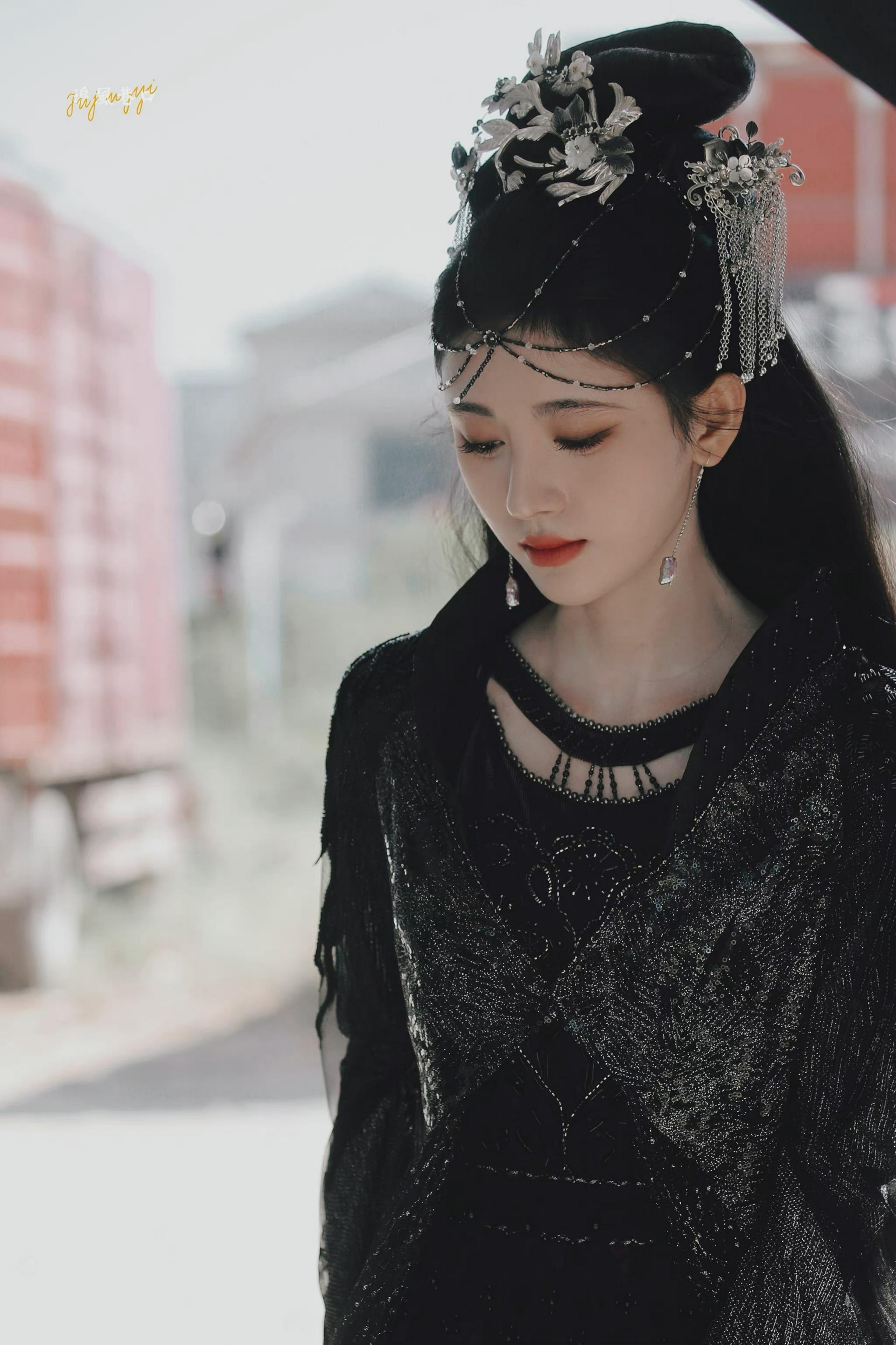 鞠婧祎花戎饭拍图 暗黑系的小凤凰,黑化魔后,一看就不好惹……__财经