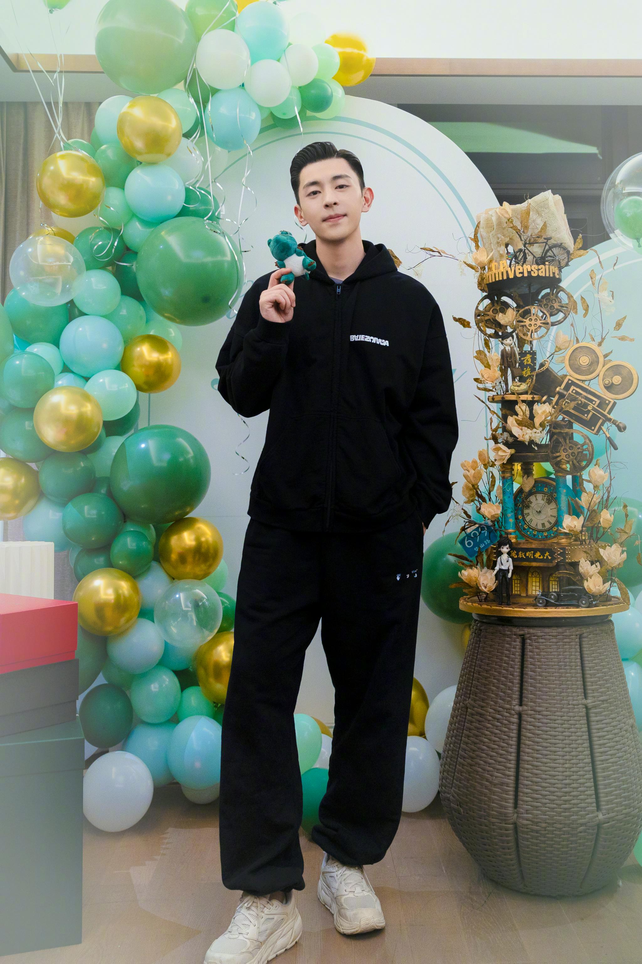 邓伦《夜旅人》生日海报!__财经头条