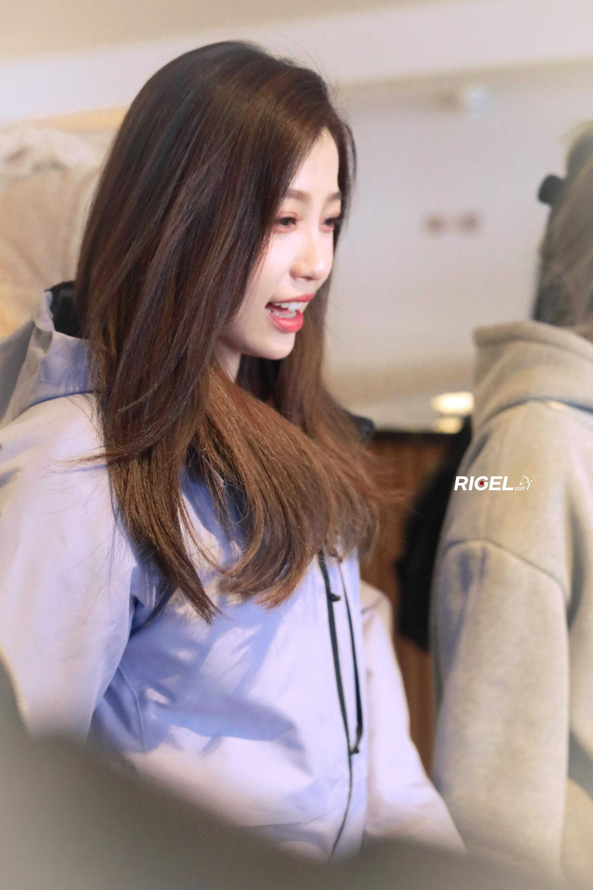 虞书欣超有趣滑雪大会上班饭拍 紫色滑雪服温柔长直发……_高清图集