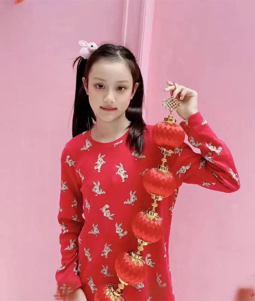 的,当然小女孩就再合适不过了,这次李小璐10岁的女儿就拍摄了一组照片