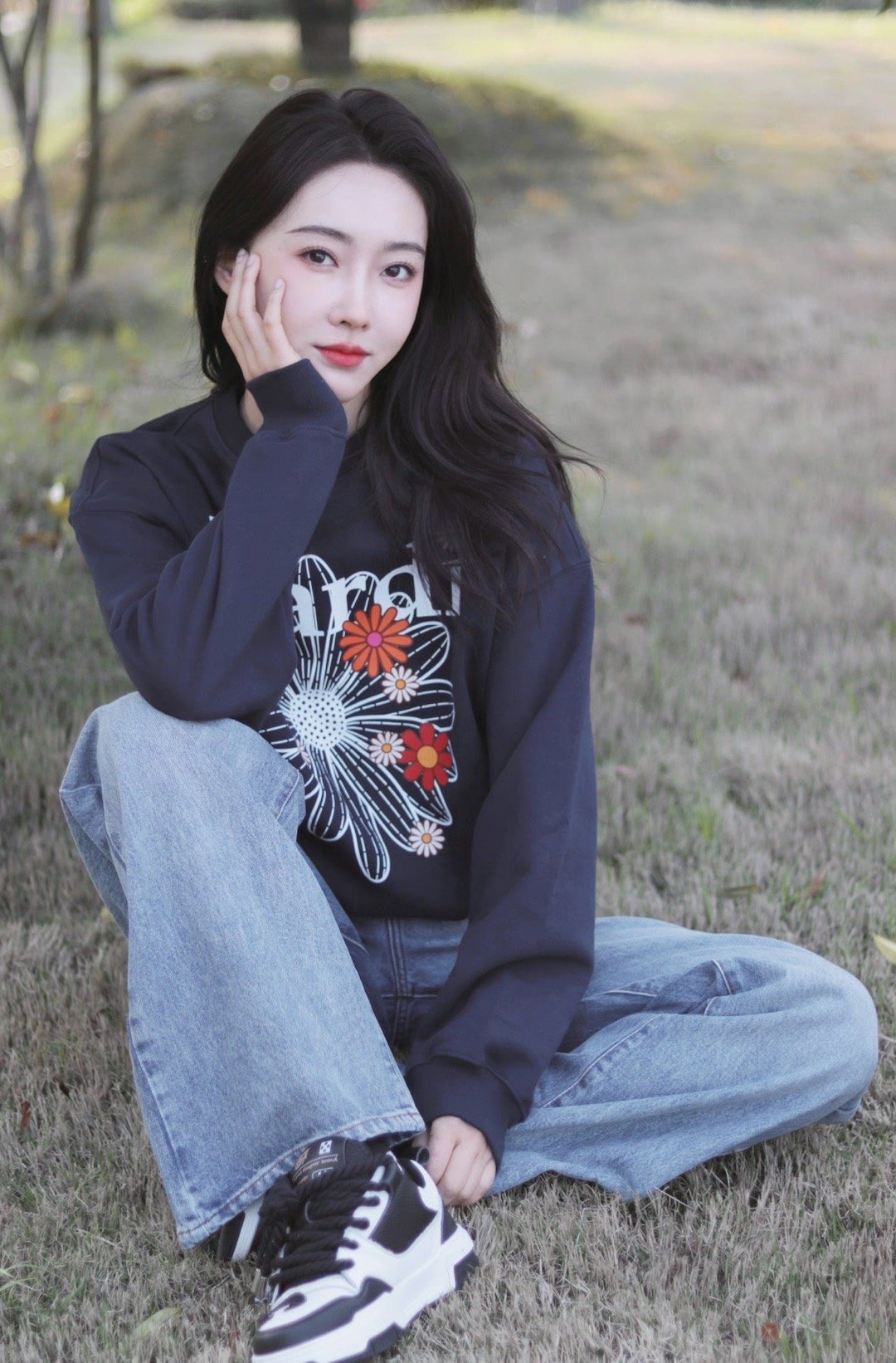 宣璐周一活力随拍 蓝色卫衣牛仔裤造型,户外清爽的宣宣啊_高清图集