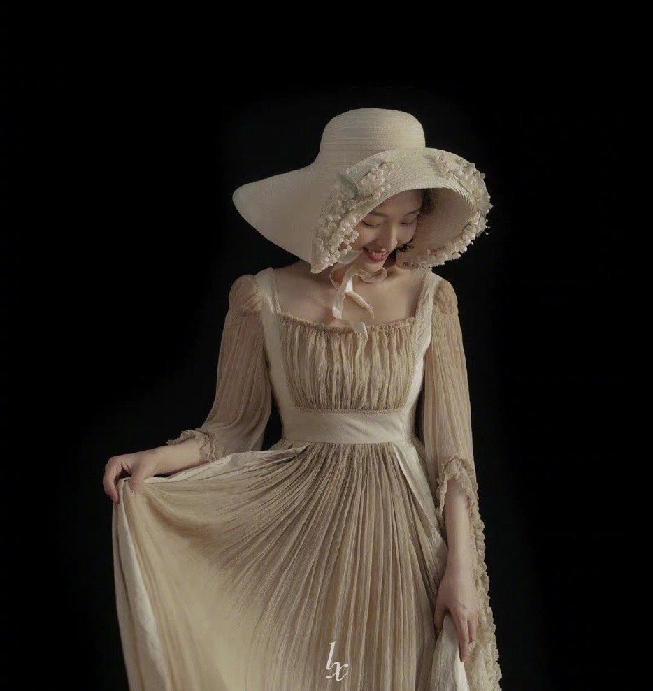 吴倩身着复古米色长款纱裙整体画面仿佛是一副油画