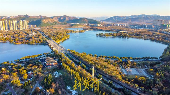 11月13日,在济南长清园博园的长清湖,受今年强降雨影响,湖区蓄水超过