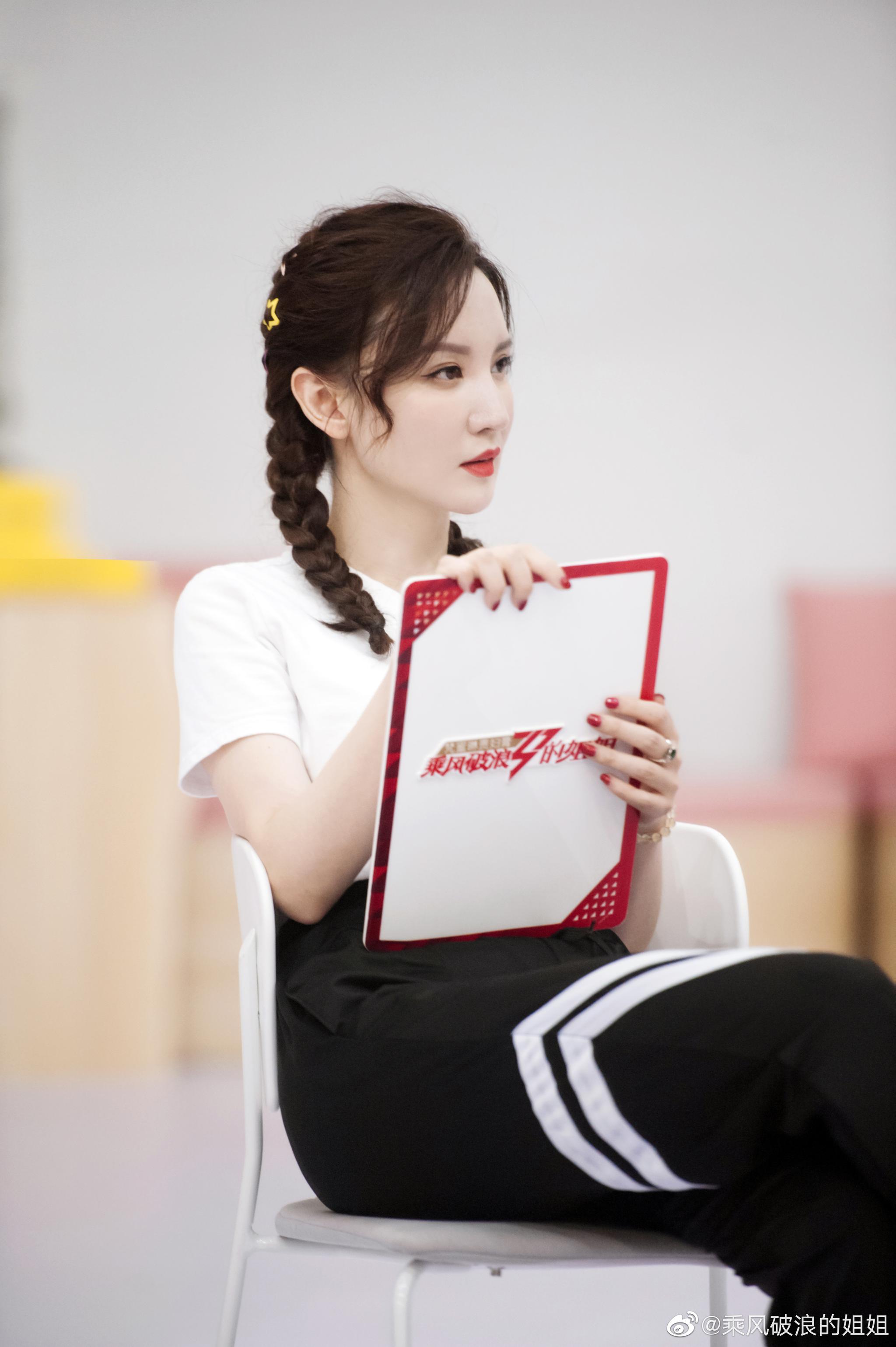 今百变萌姐@张萌 认真背词,思考问题的样子太美了_高清图集_新浪网