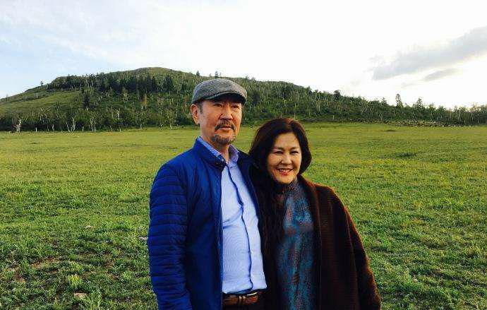 66岁成吉思汗巴森罕见露面,女儿照片颇有刚劲,结婚多年妻子冻龄