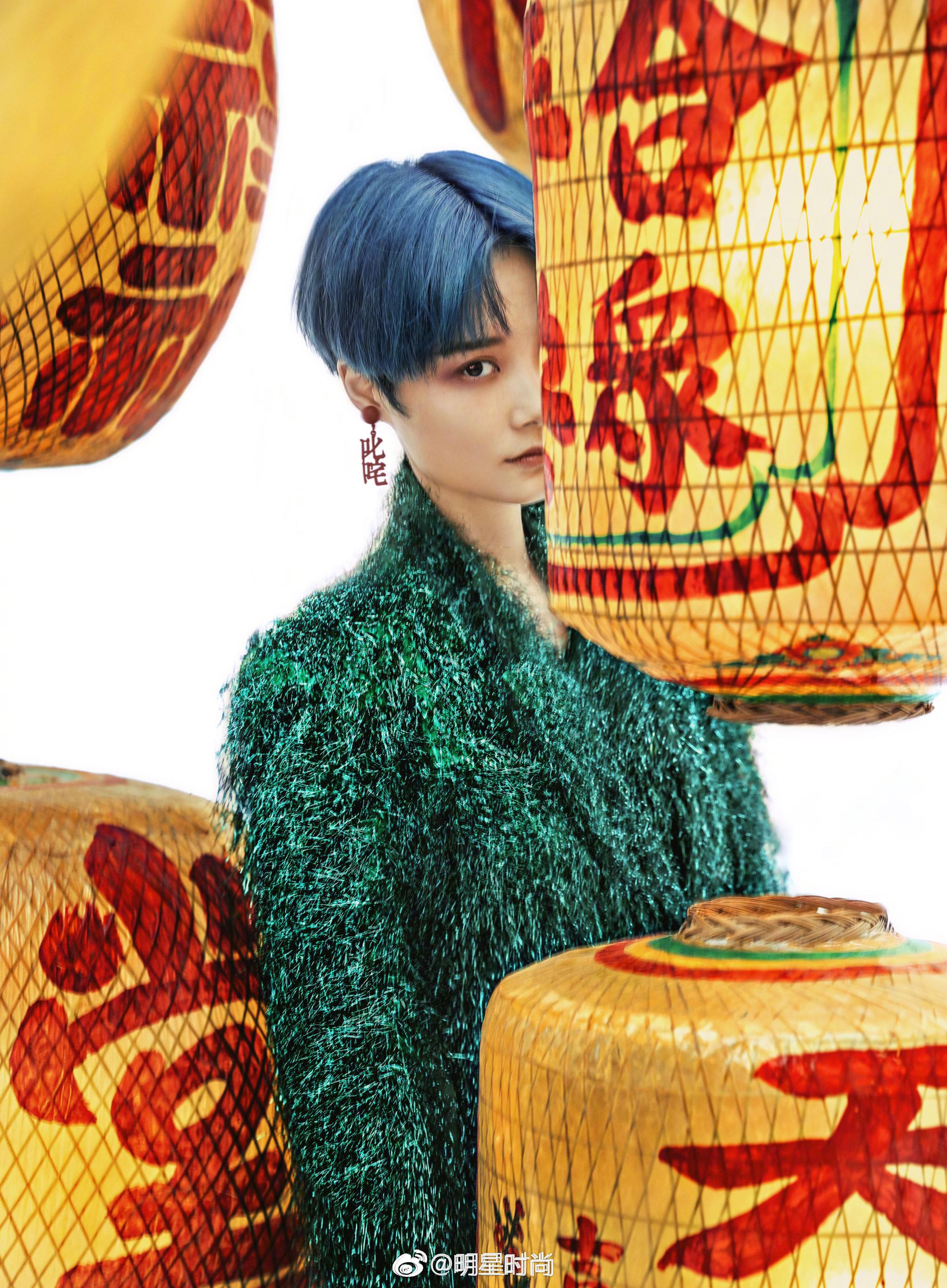 李宇春《时尚cosmo》2019年3月刊,闯入古朴传统中的趣致时尚