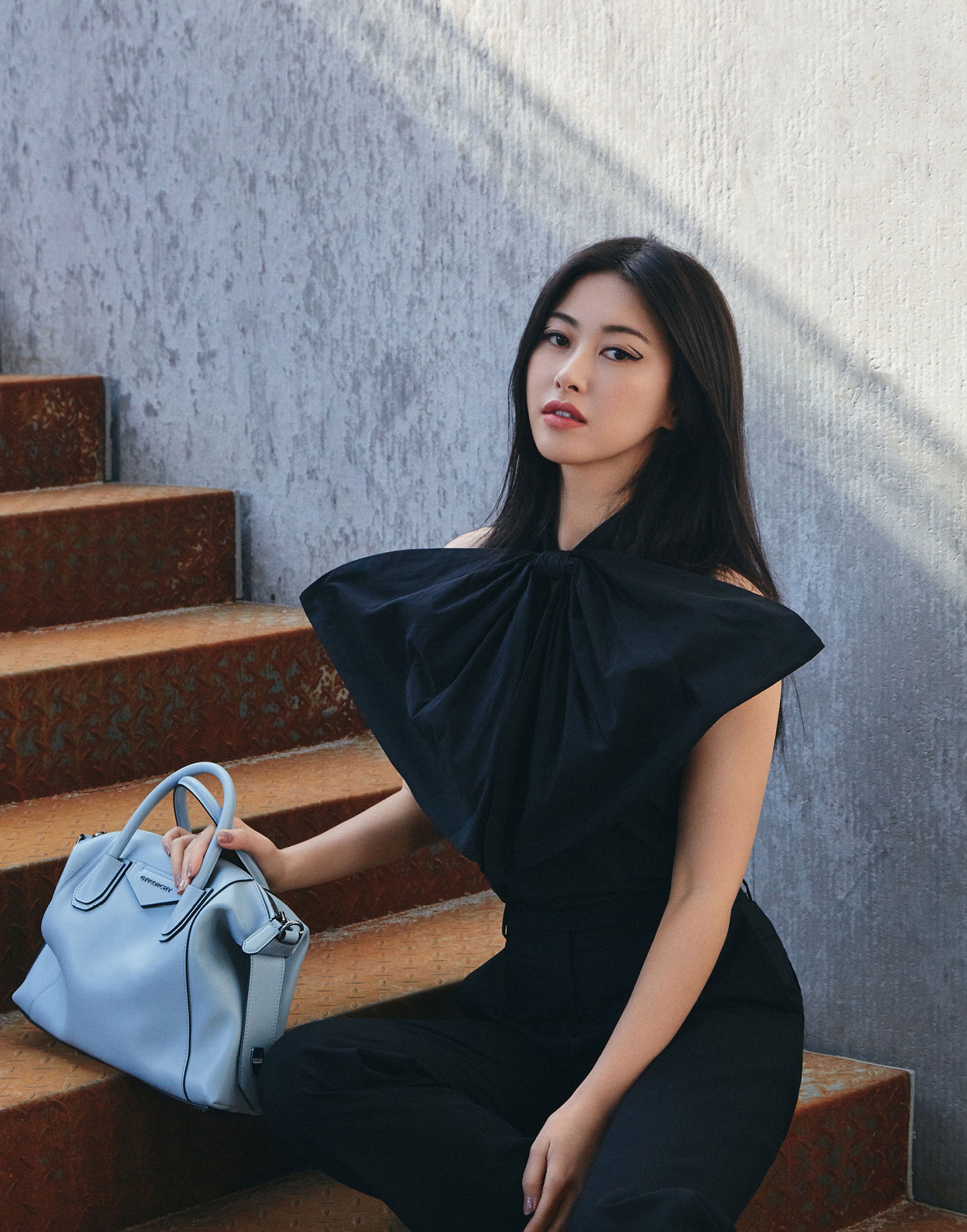 不愧能入选全球最美面孔,朱珠穿8千4的大蝴蝶挂脖衣,迷人霸气