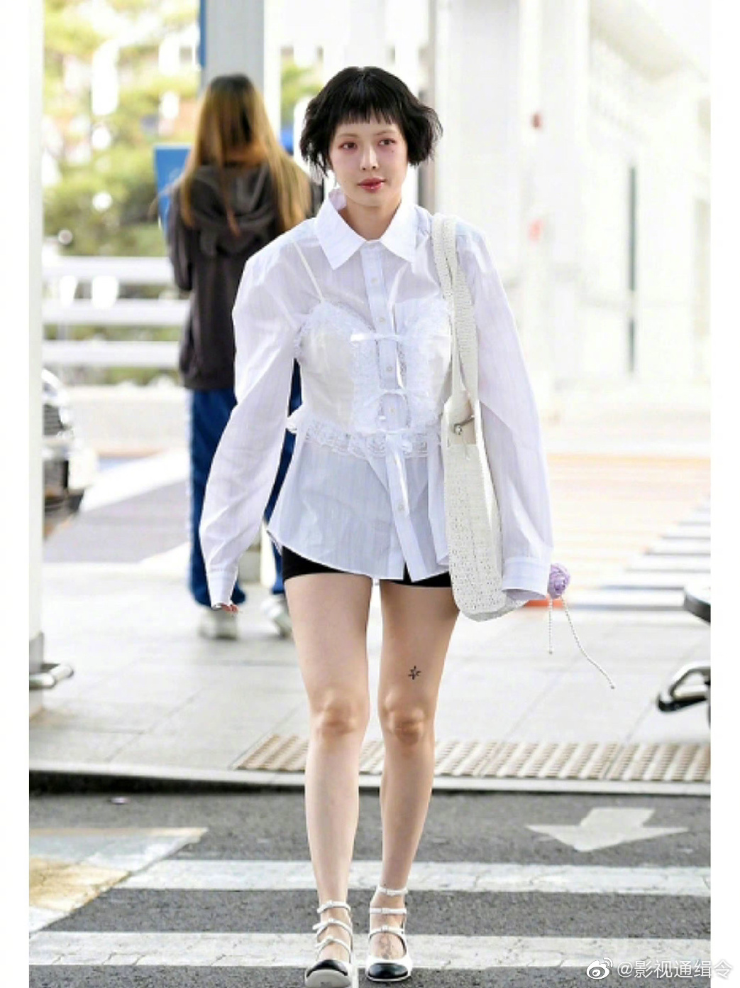 泫雅短发造型现身机场,姐姐开心就好__财经头条