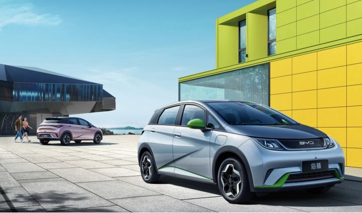 10万级纯电代步车，几何E vs 比亚迪海豚该怎么选？