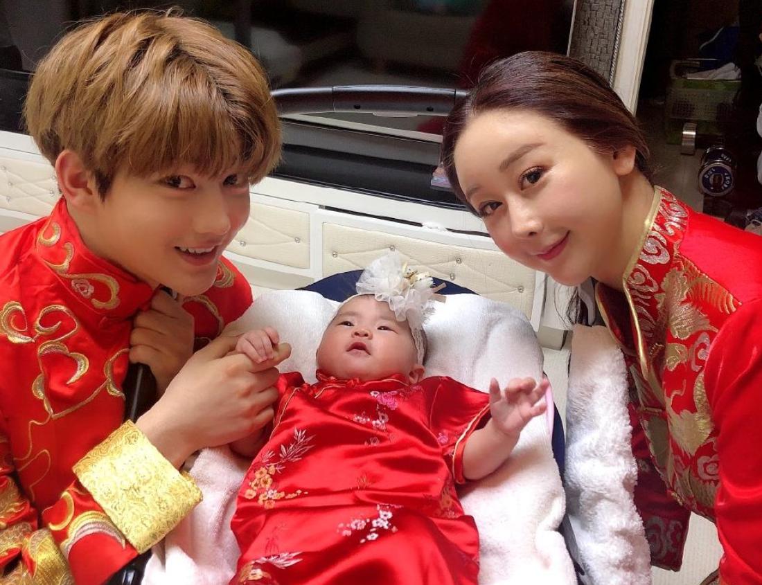 反转咸素媛晒与陈华接吻照喊话小18岁老公再等一会儿