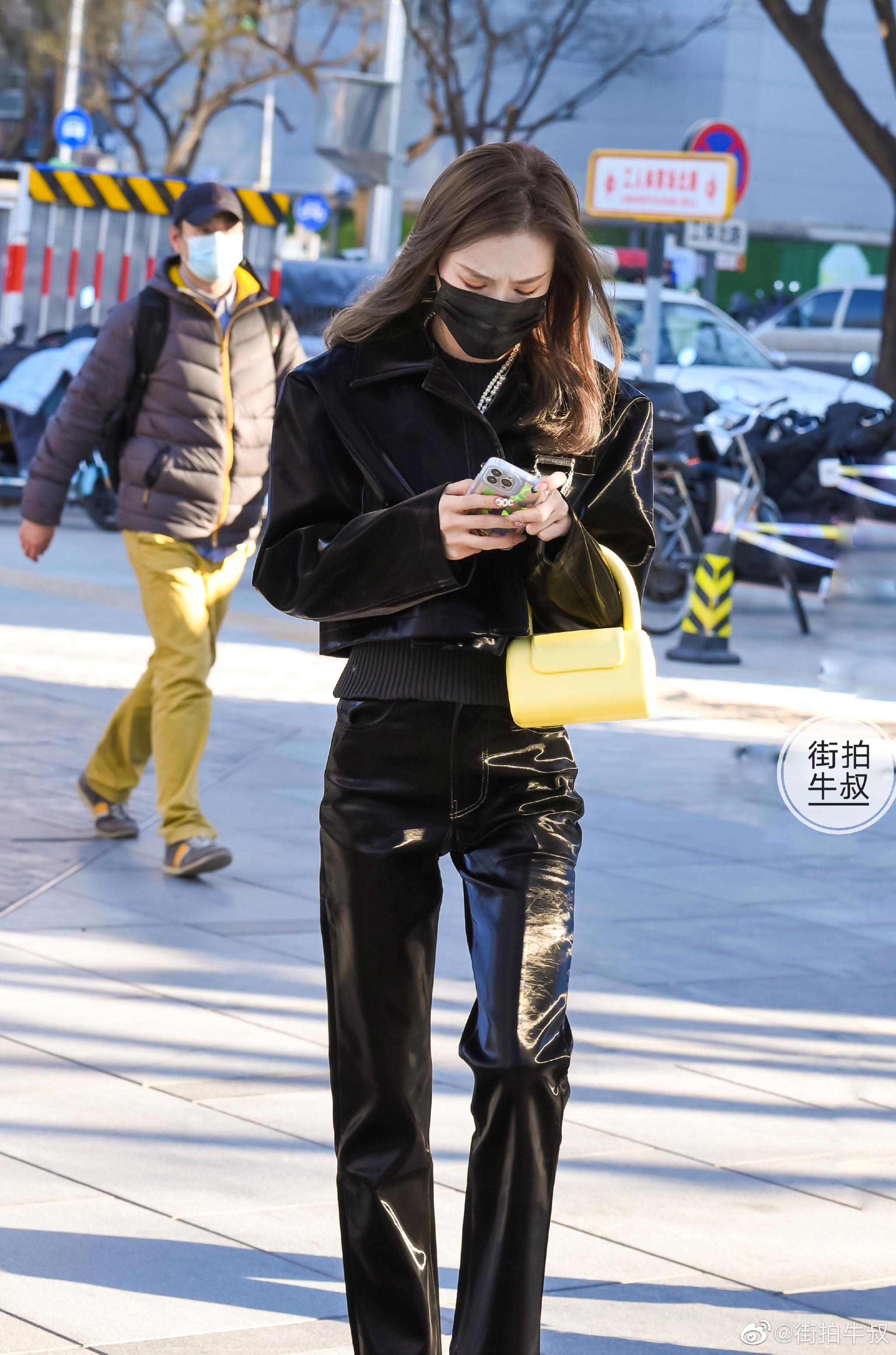 美女穿着酷酷的皮衣皮裤出街