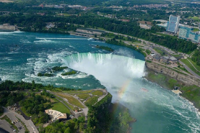 尼亚加拉大瀑布位于加拿大安大略省和美国纽约州的交界处