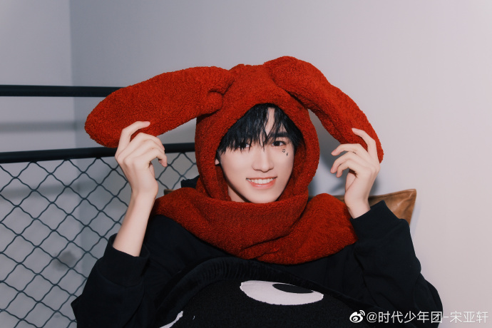 宋亚轩红色棒球服造型小宋这套造型有点帅