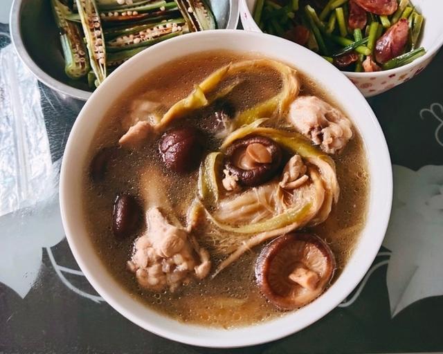 美容养颜|霸王花煲鸡汤