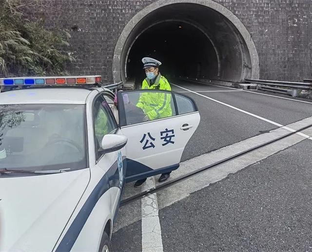 “坑娃”!男子不仅带两个女儿在高速公路上行走,还把女儿落在隧道内!休闲区蓝鸢梦想 - Www.slyday.coM “坑娃”!男子不仅带两个女儿在高速公路上行走,还把女儿落在隧道内!休闲区蓝鸢梦想 - Www.slyday.coM