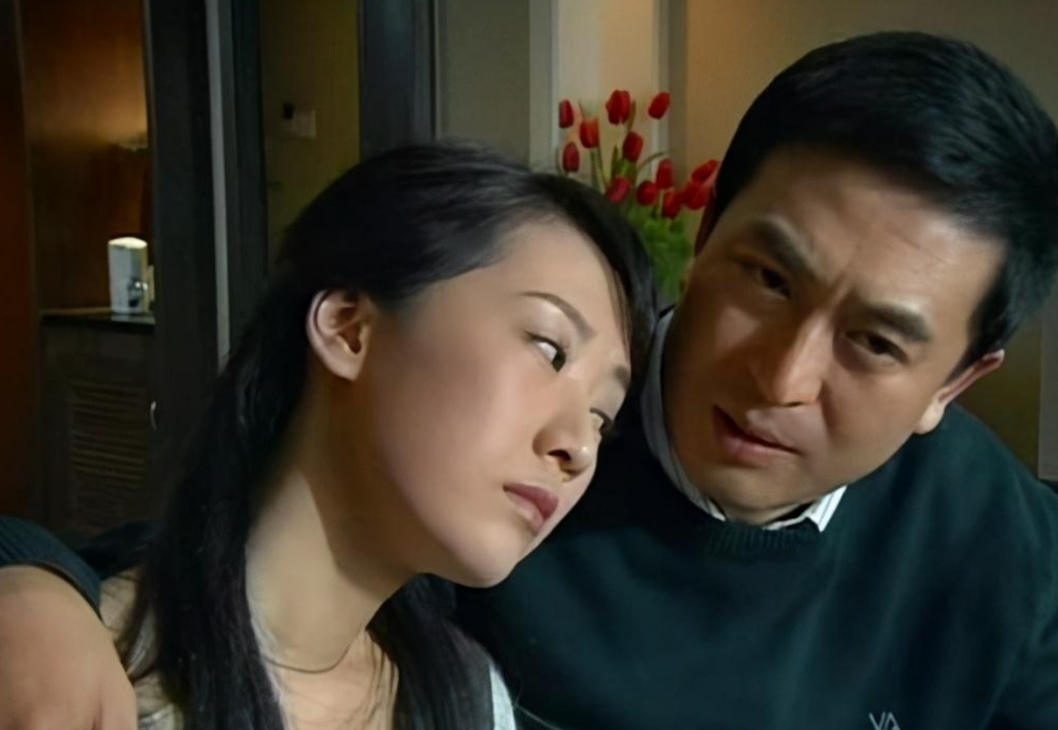 《蜗居》这部剧是由海清,张嘉译和李念主演,主要是讲述了在房价飙升的