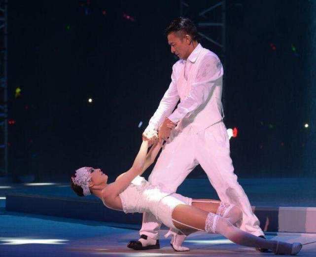 她是刘德华御用伴舞16岁开始跟随华仔如今41岁却还是单身