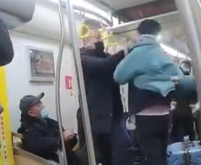 青岛一年轻小伙没有及时让座，被一位大爷责怪，却发生推搡和打斗休闲区蓝鸢梦想 - Www.slyday.coM