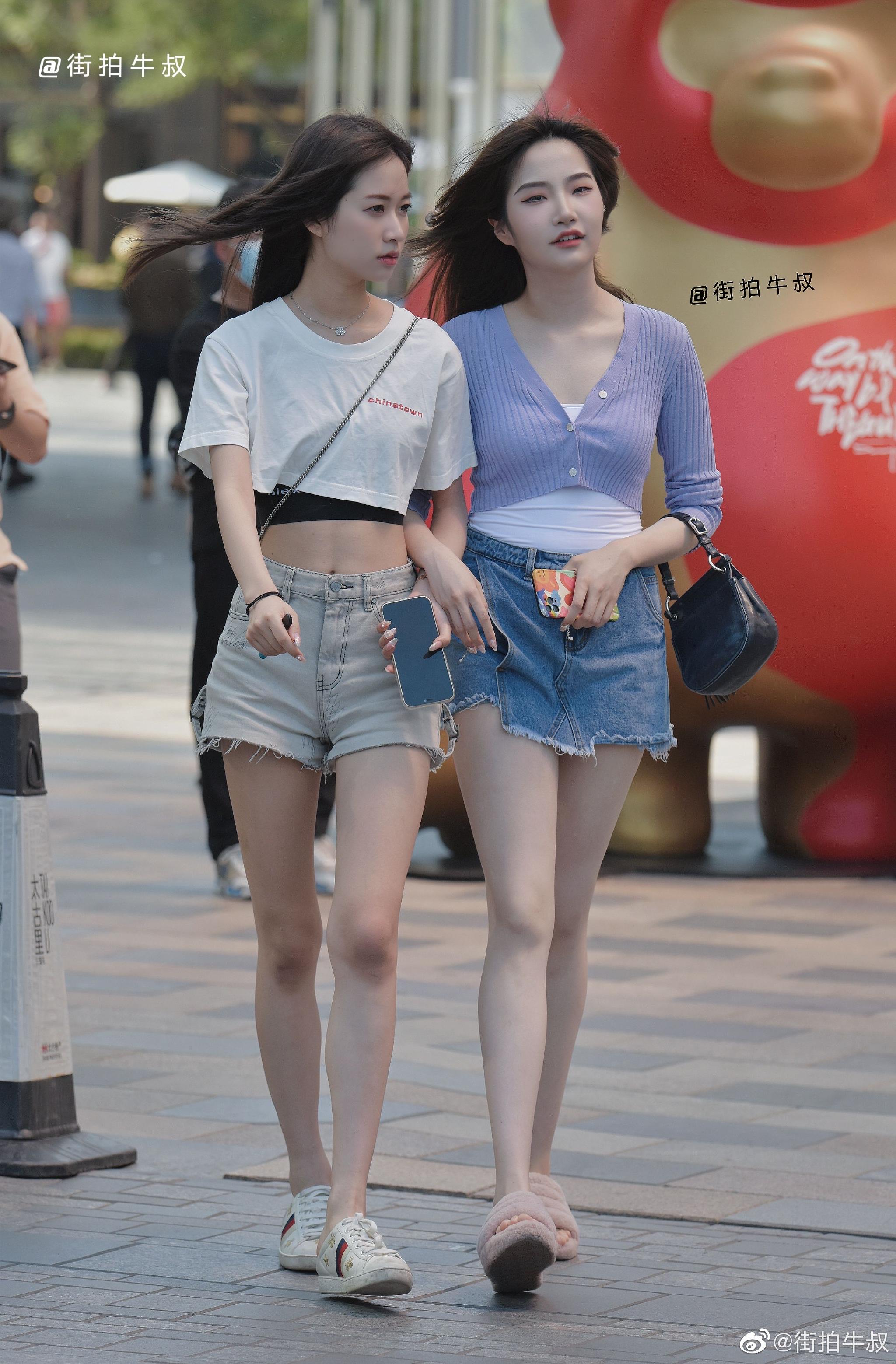姑娘们穿着好看的牛仔热裤出街