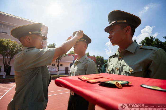 留队战友为退役老兵卸衔摘花.广西新闻网通讯员 张宸硕 摄