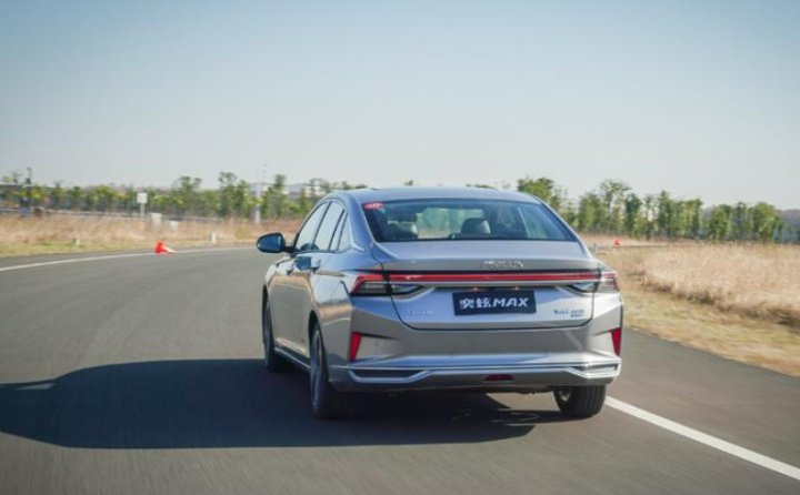 十万元买啥轿跑更好？全新奕炫MAX对比传祺影豹