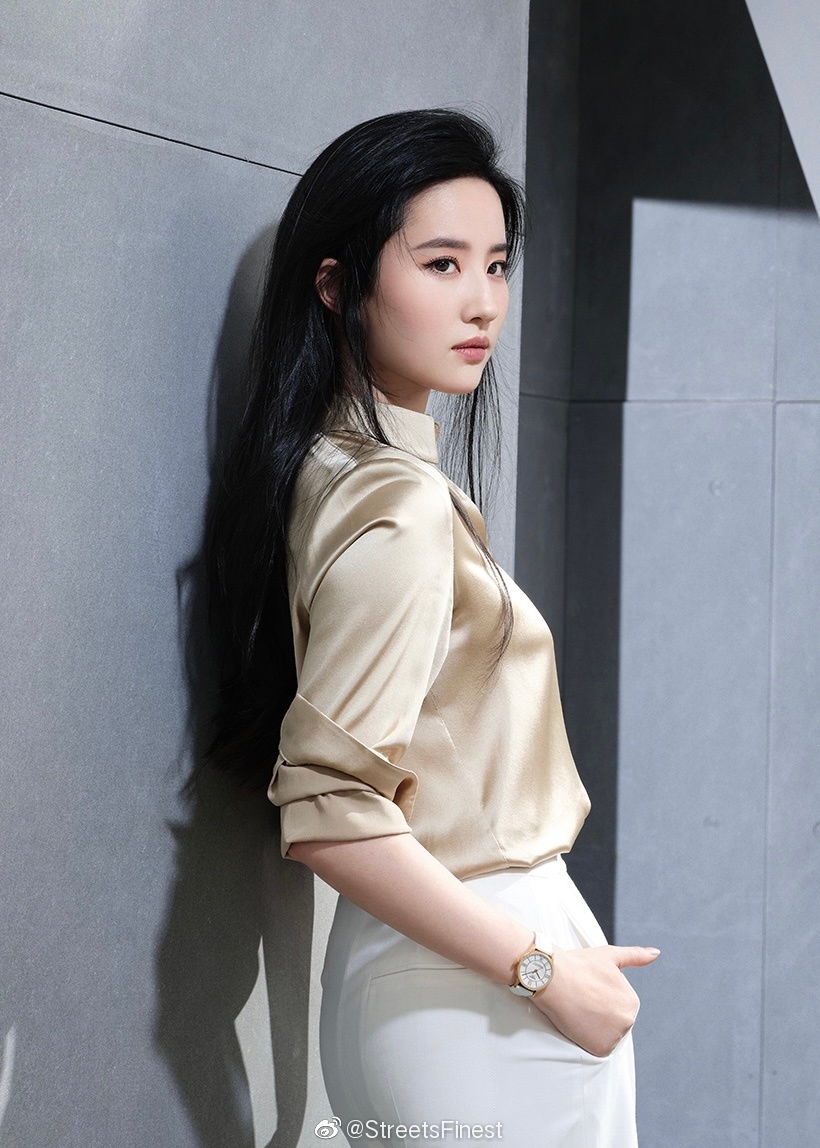 刘亦菲最新时尚大片优雅与英气并存么么哒