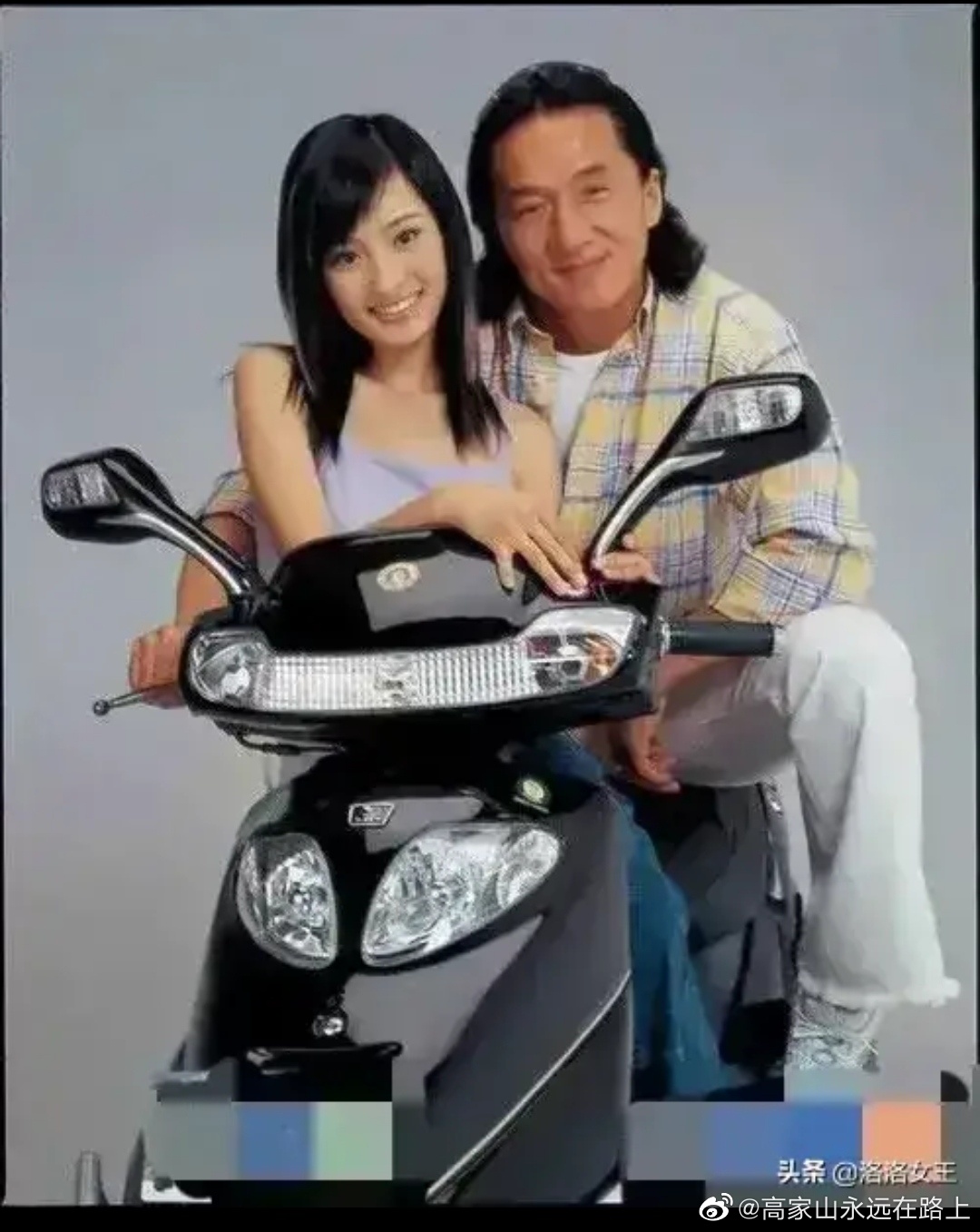 49岁的成龙搂着17岁的杨幂拍摩托车广告