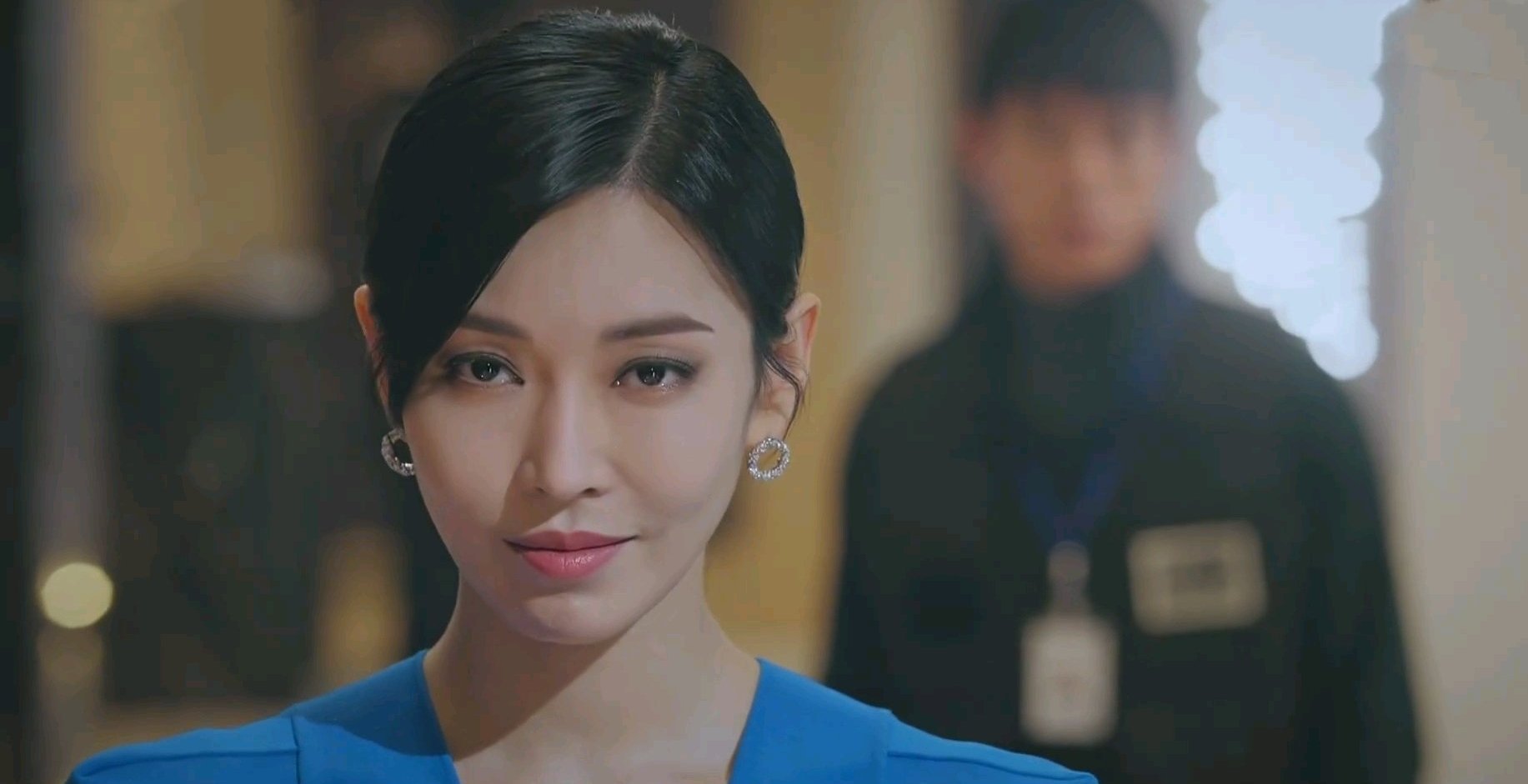 得视后后首晒照:金素妍手握鲜花气质端庄,肩颈线格外优越|顶楼|金素妍