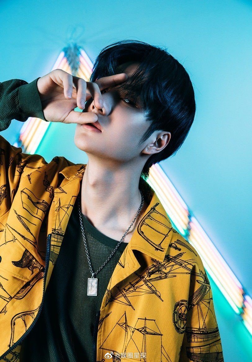 王一博这么可爱的锁骨果真是穿啥都好看_高清图集_新浪网