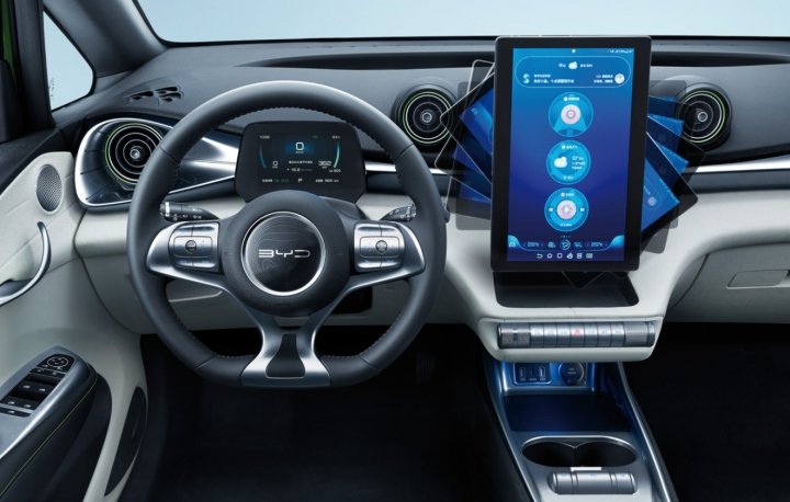 10万级纯电代步车，几何E vs 比亚迪海豚该怎么选？