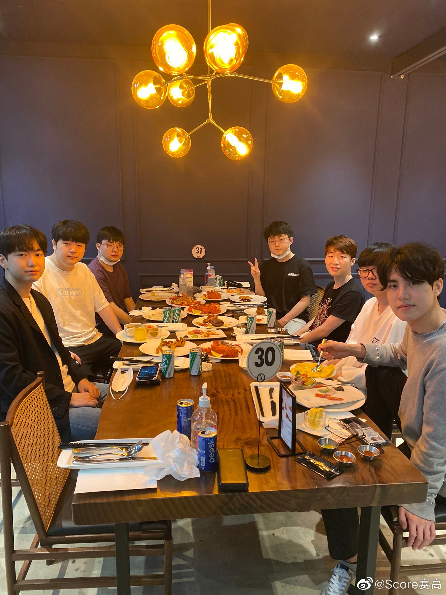 dwg更新聚餐合影,好好吃饭努力准备～!