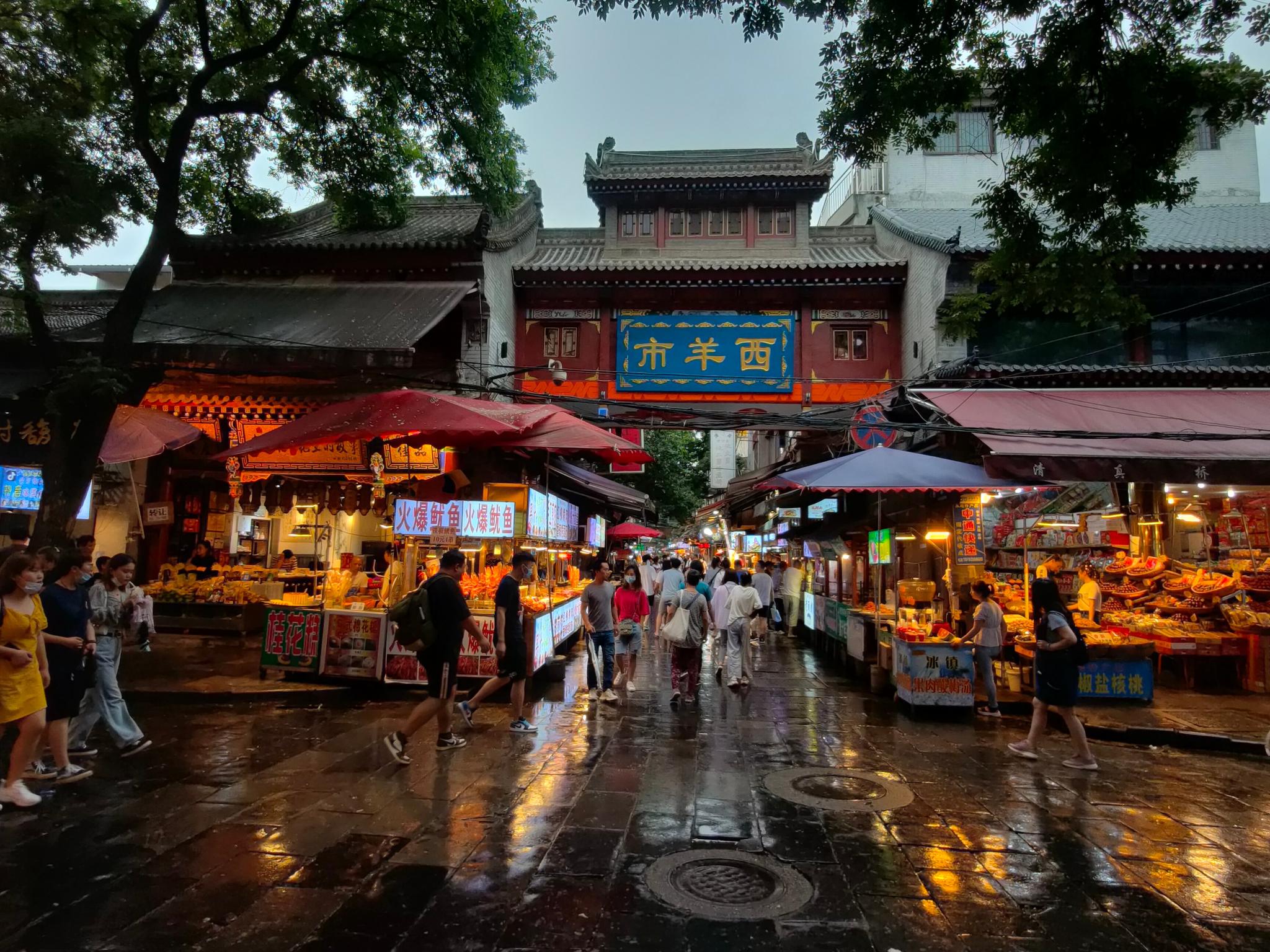 夜色下的长安,除了灯光璀璨的风光,也有着市井烟火气的美食街区