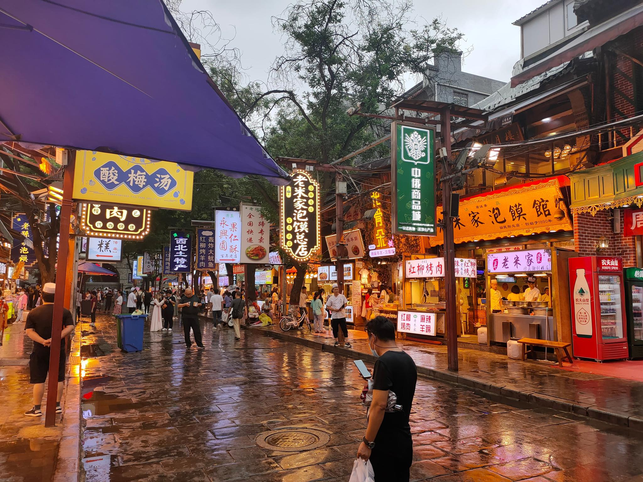 夜色下的长安,除了灯光璀璨的风光,也有着市井烟火气的美食街区