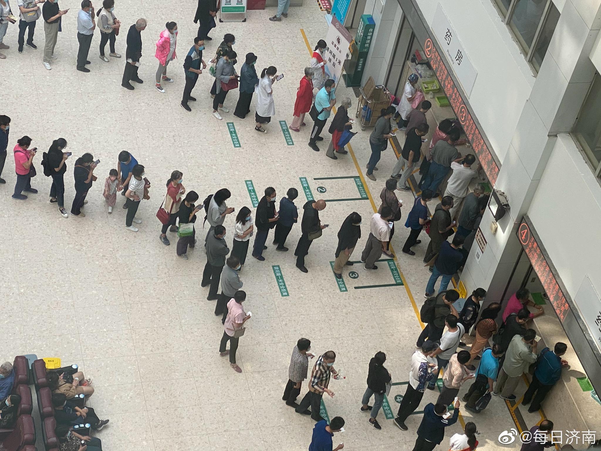 千佛山医院拿药窗口排长龙_高清图集_新浪网