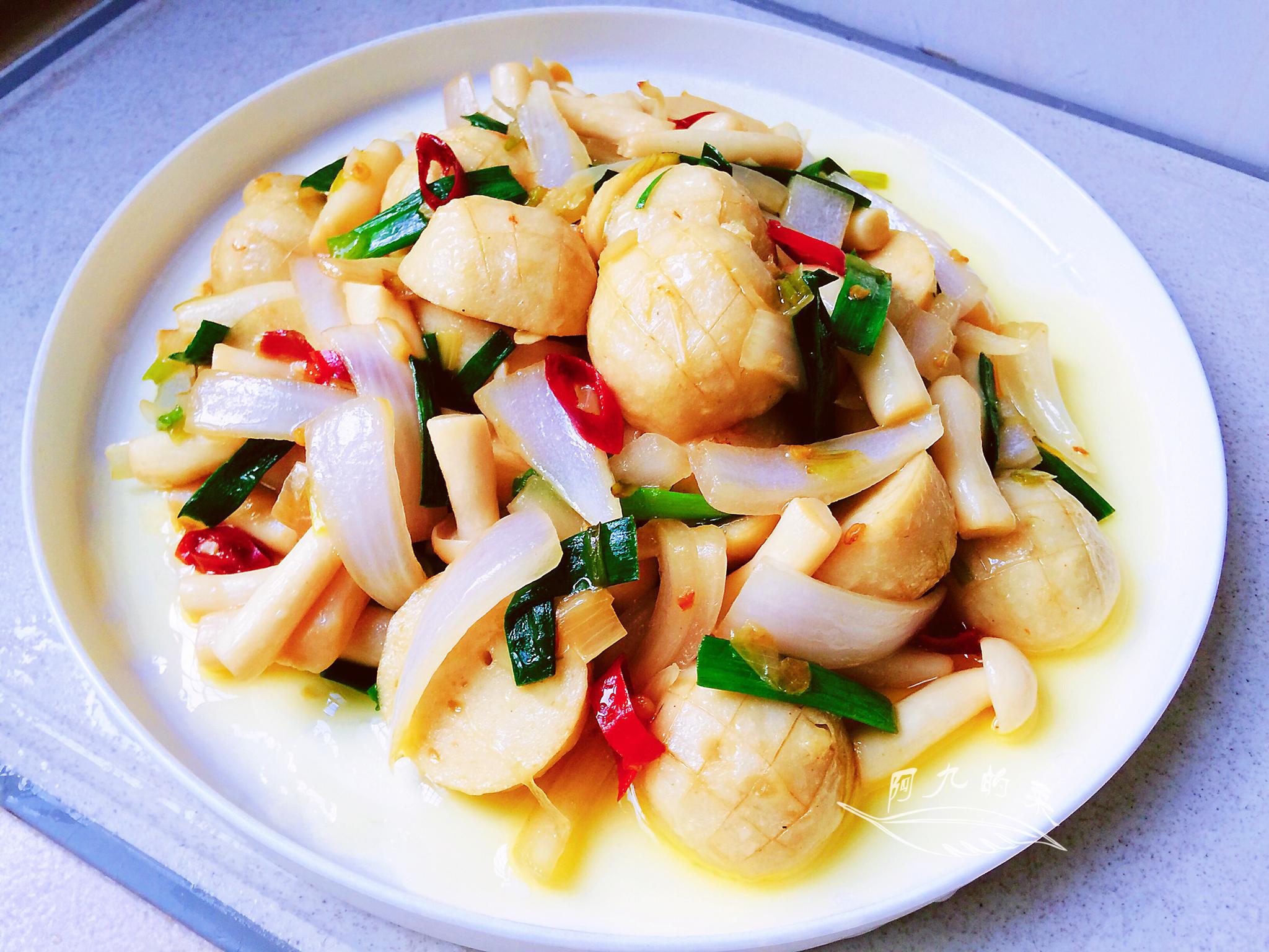 今天给大家分享的这道食谱名叫【小炒鱼丸海鲜菇】,是用潮汕手工鱼丸