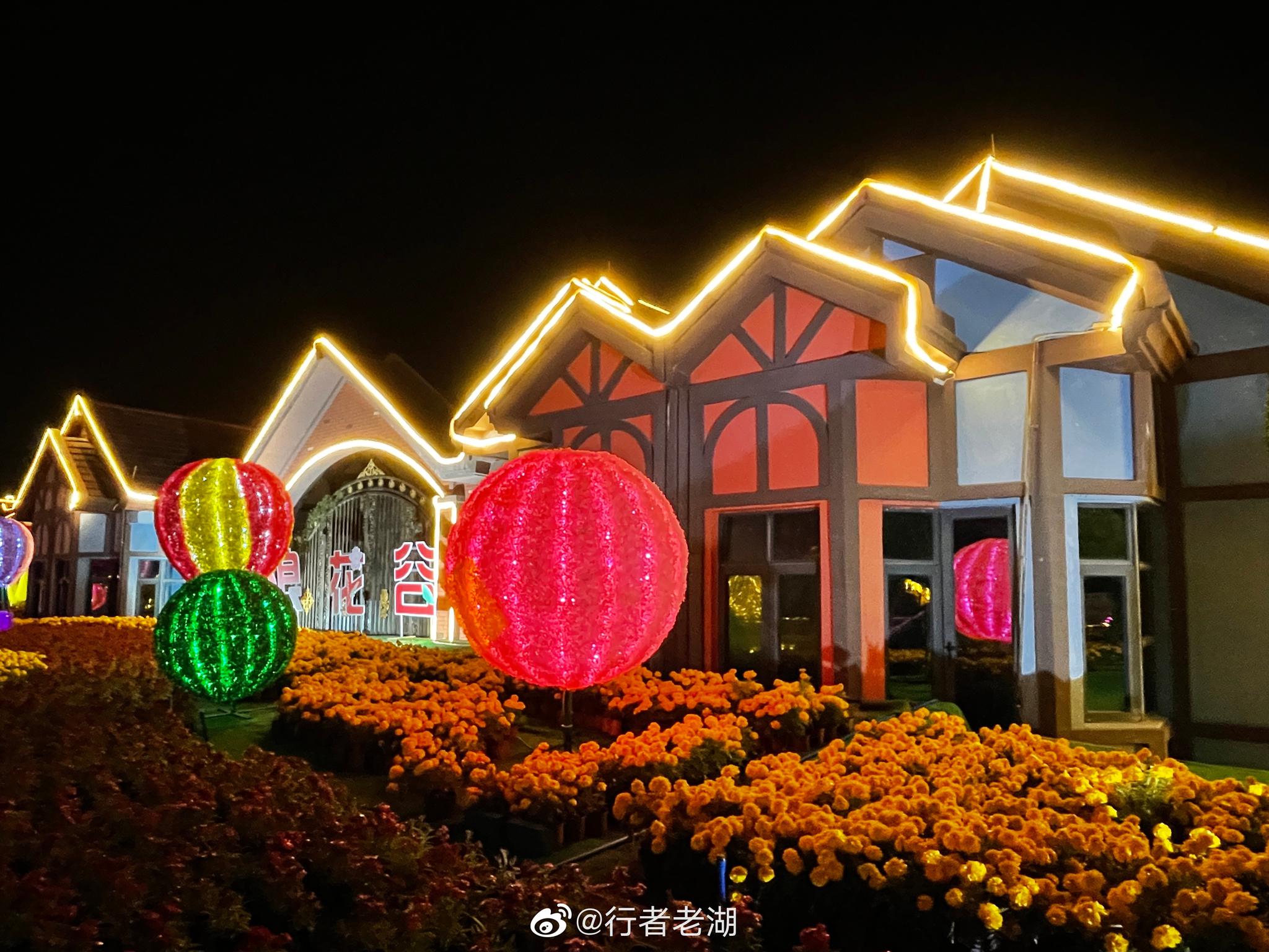 巴伐利亚庄园的夜景很美,沿着河道漫步,两岸全是灯光秀