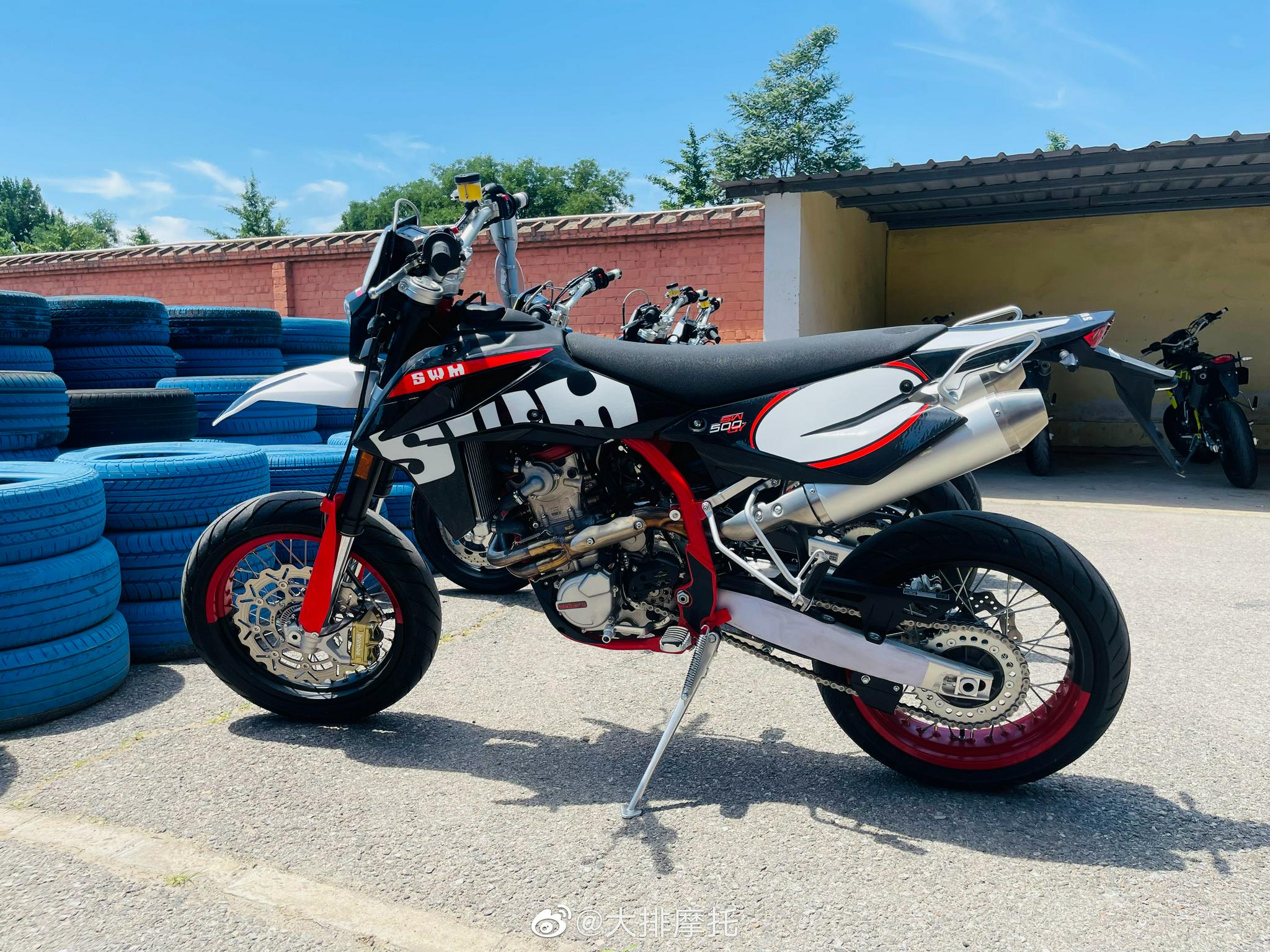 20 11:40:26            大排摩托 1 / 9  swm 500试驾和交车,艾玛,来