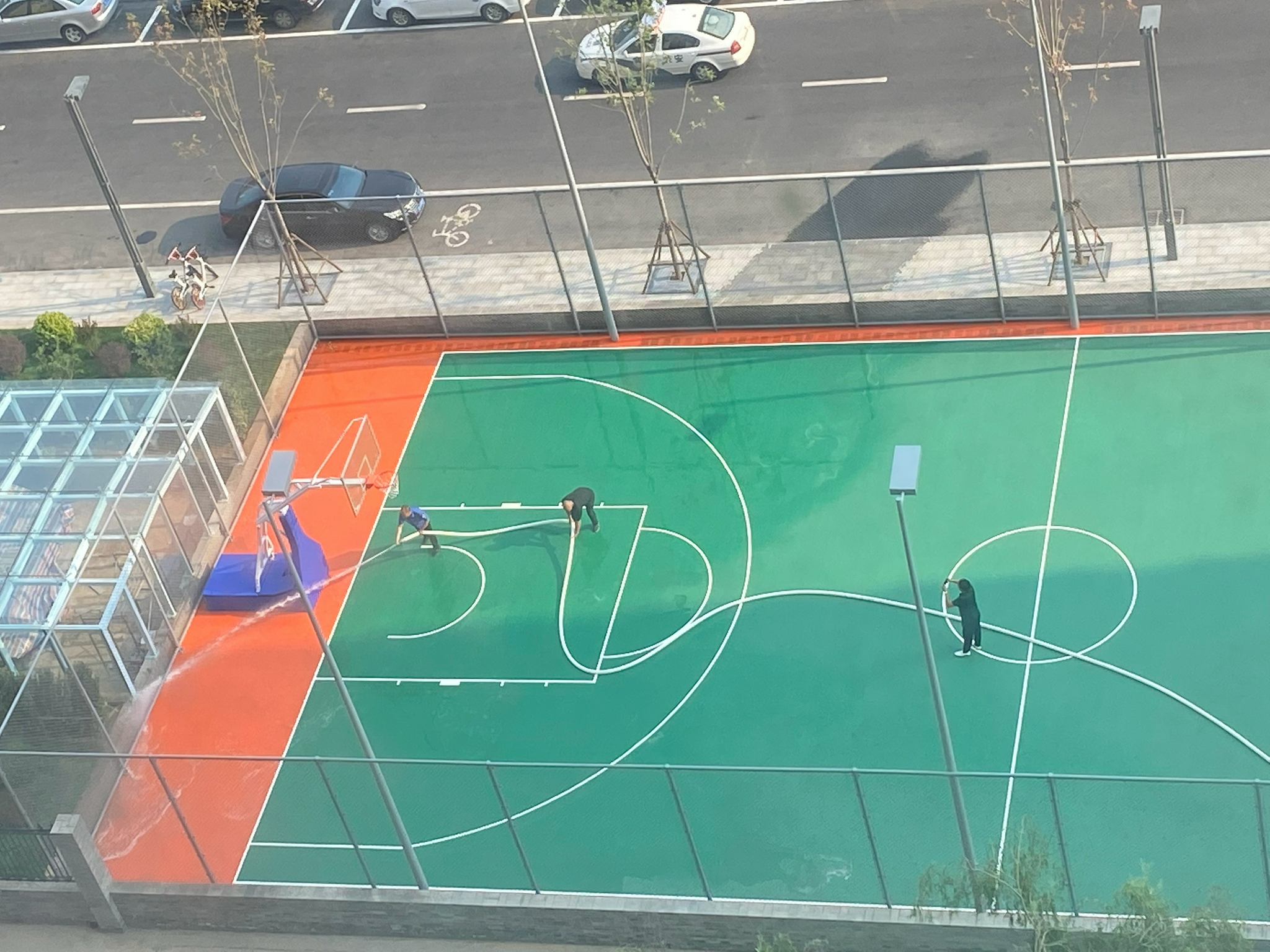 公司附近新建的国际化标准的篮球场已经对外开放了